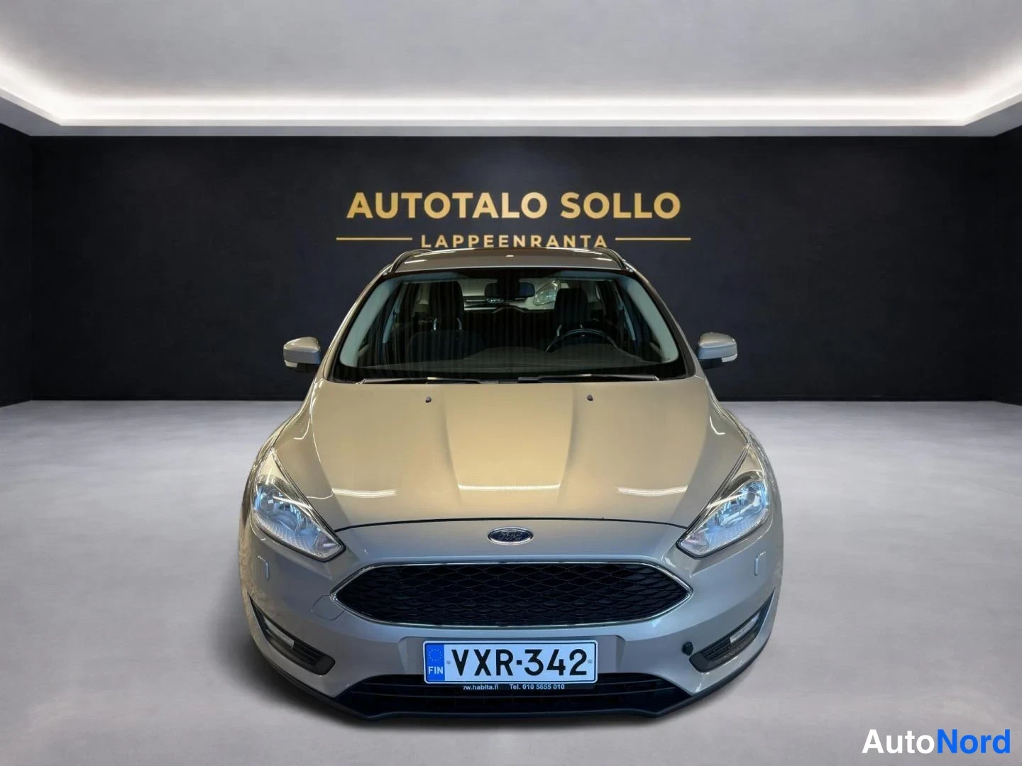 Harmaa Ford Focus 2015, edestä, kuva 3