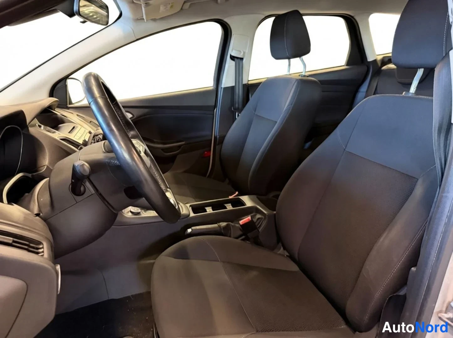 Harmaa Ford Focus 2015, etuistuimet, kuva 8