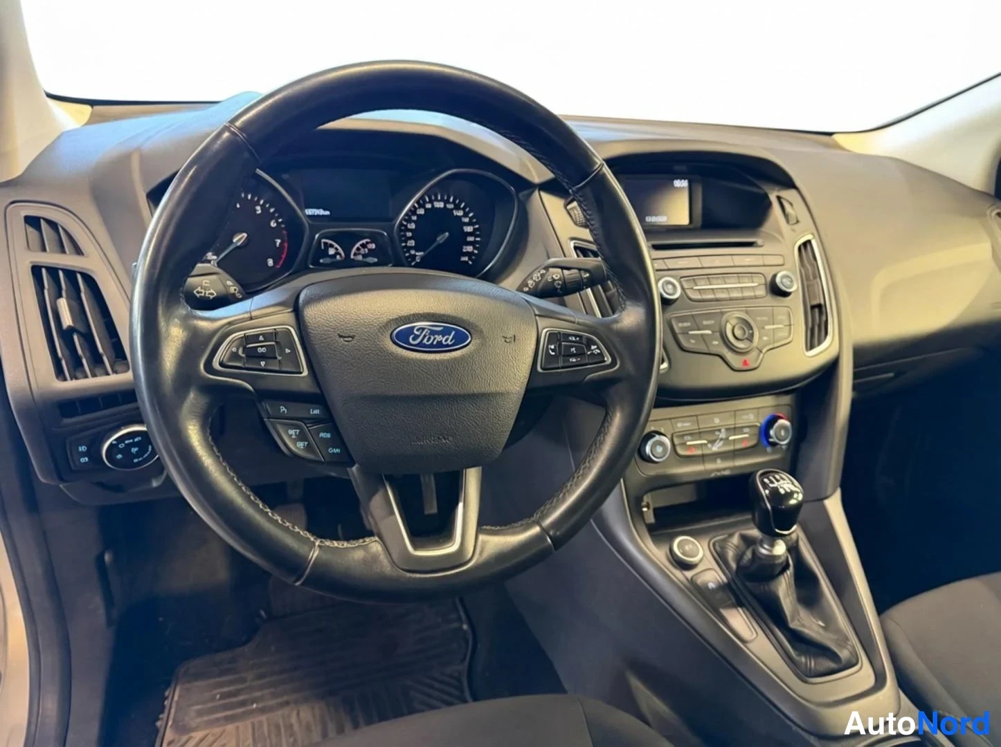 Harmaa Ford Focus 2015, ohjaamo, kuva 7