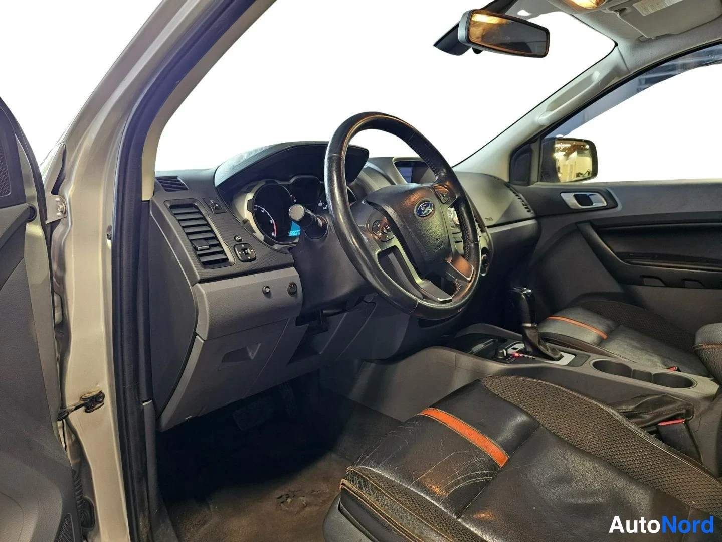 Harmaa Ford Ranger 2014, ohjaamo, kuva 8