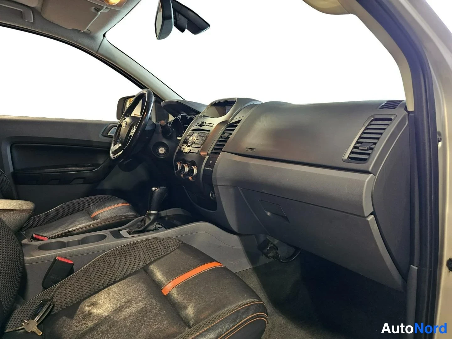 Harmaa Ford Ranger 2014, ohjaamo, kuva 9