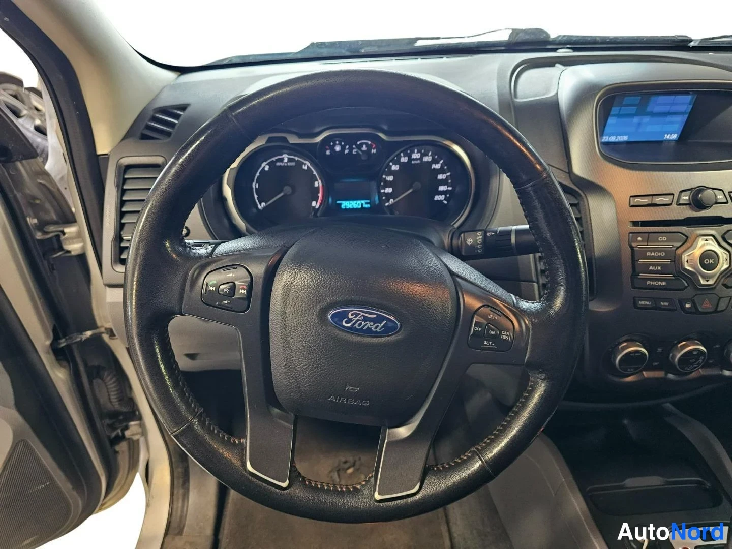 Harmaa Ford Ranger 2014, ohjaamo, kuva 7