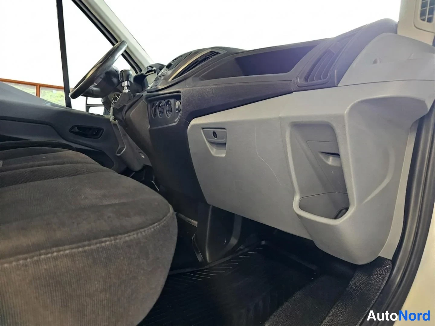 Valkoinen Ford Transit 2015, ohjaamo, kuva 9
