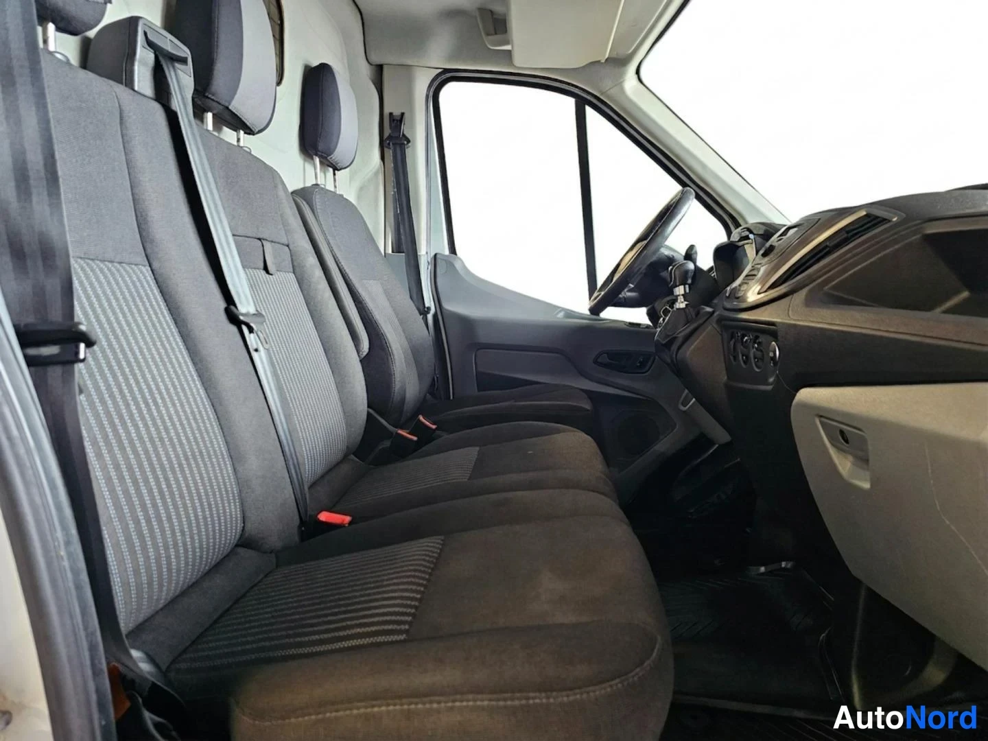 Valkoinen Ford Transit 2015, etuistuimet, kuva 12
