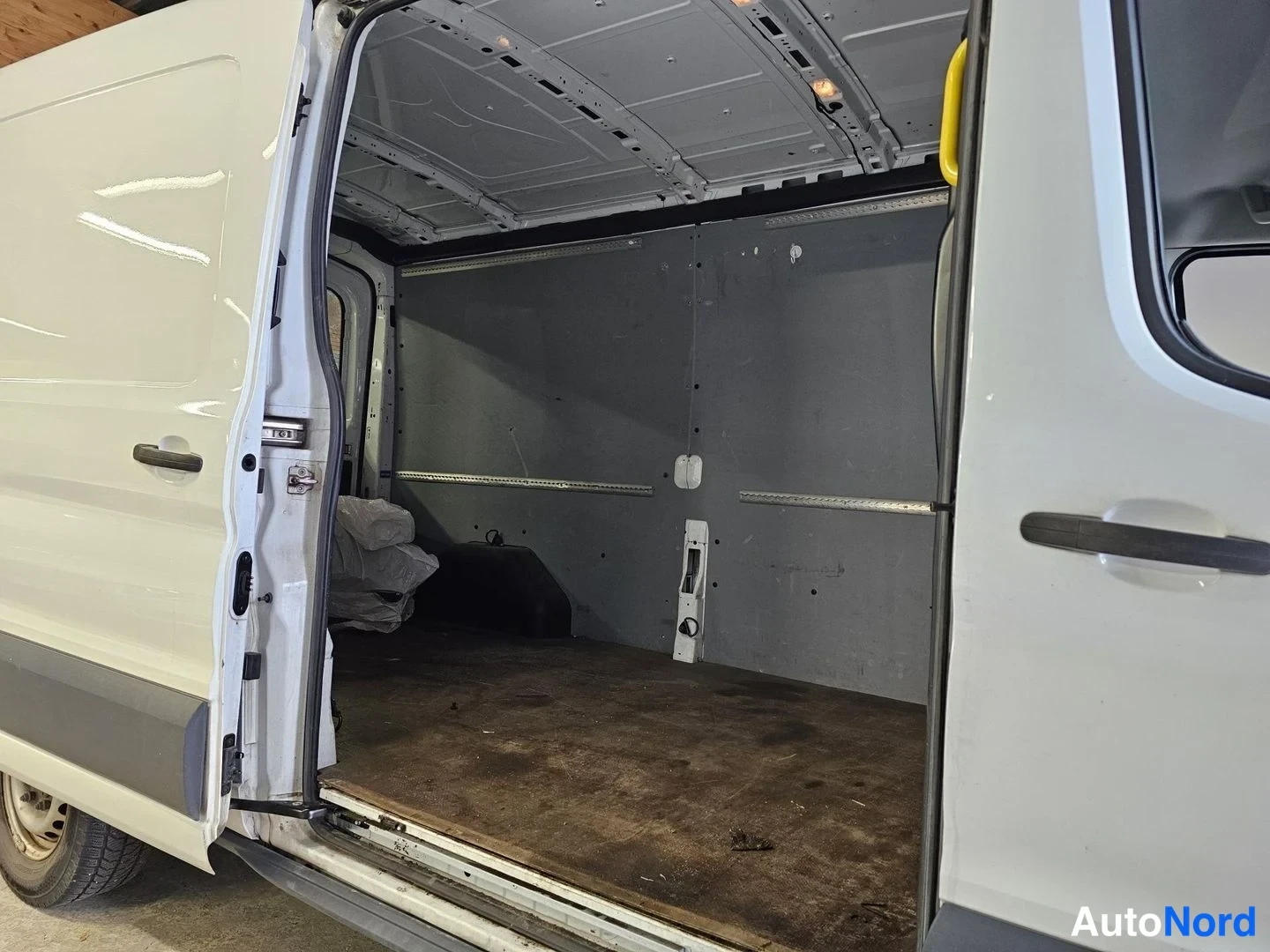 Valkoinen Ford Transit 2015, tavaratila, kuva 14