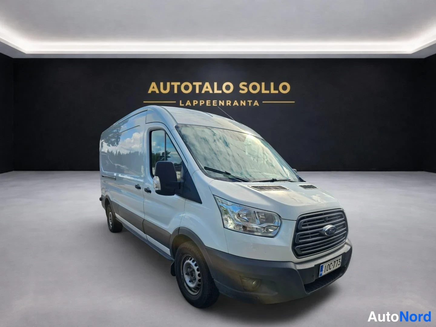 Valkoinen Ford Transit 2015, etuviisto, keula oikealle, kuva 2