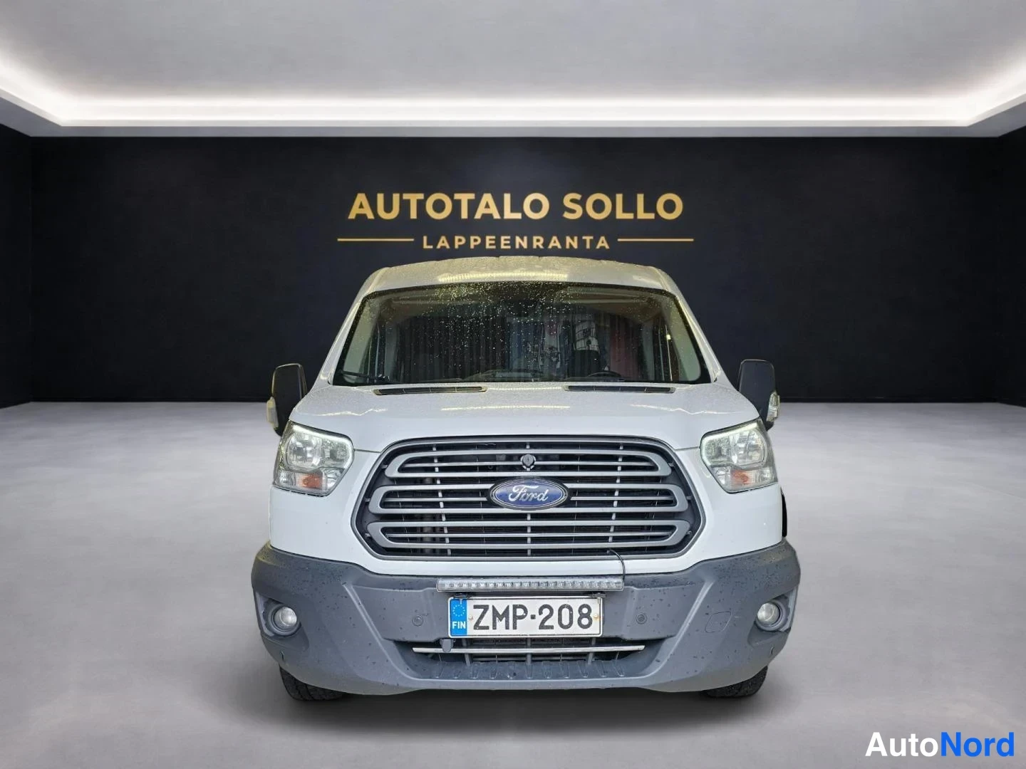 Valkoinen Ford Transit 2017, edestä, kuva 3