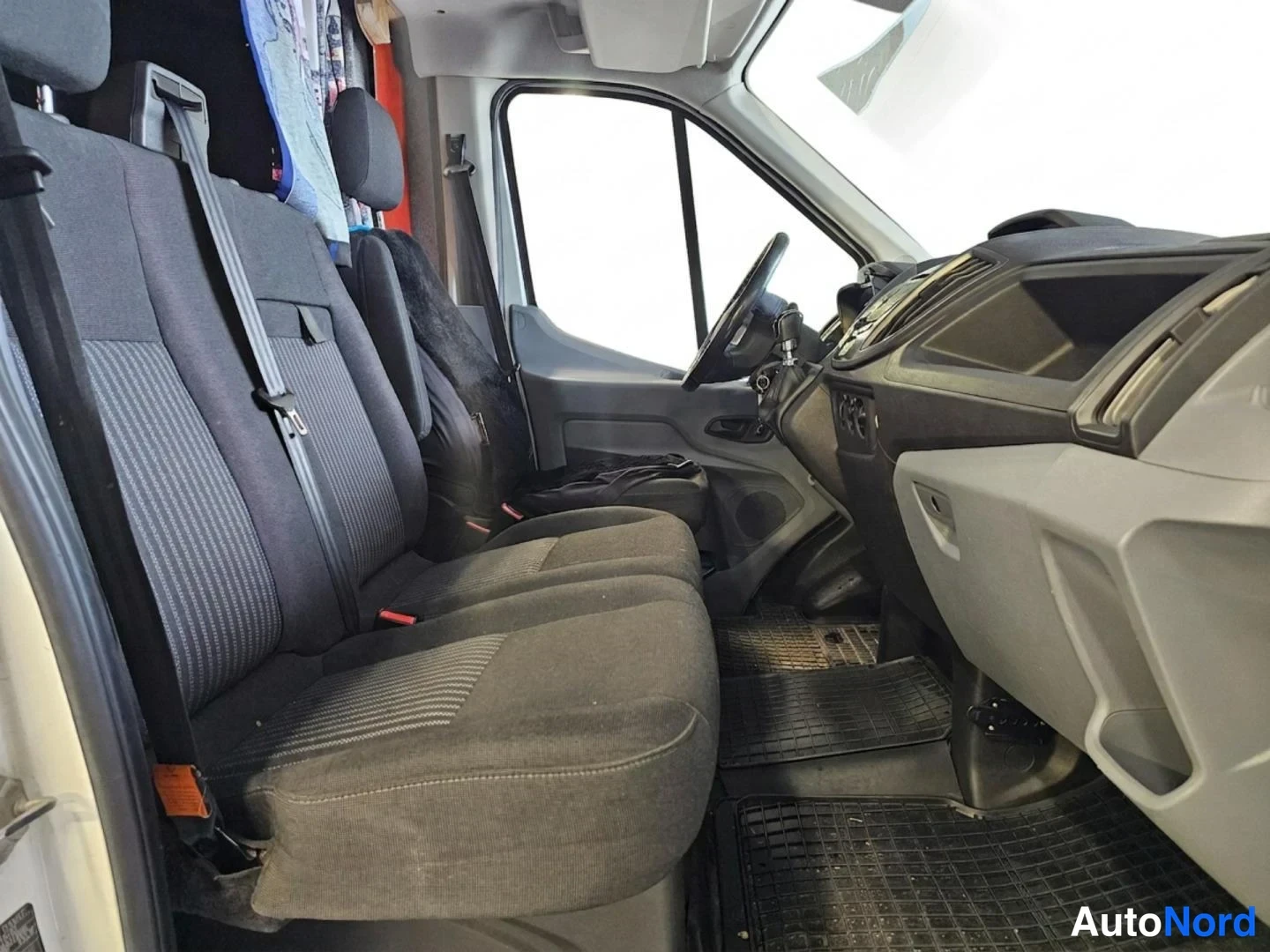 Valkoinen Ford Transit 2017, ohjaamo, kuva 12