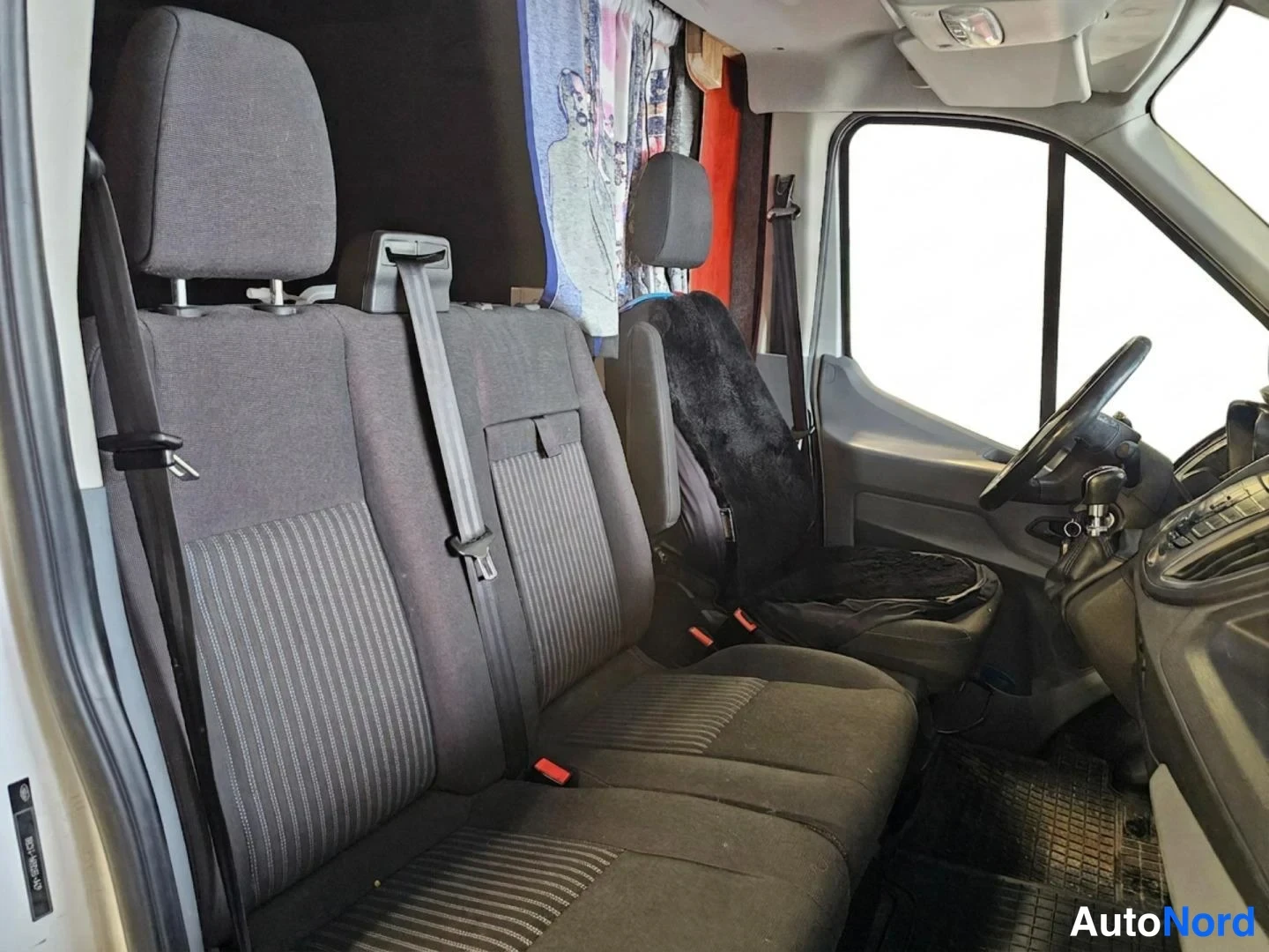 Valkoinen Ford Transit 2017, etuistuimet, kuva 13