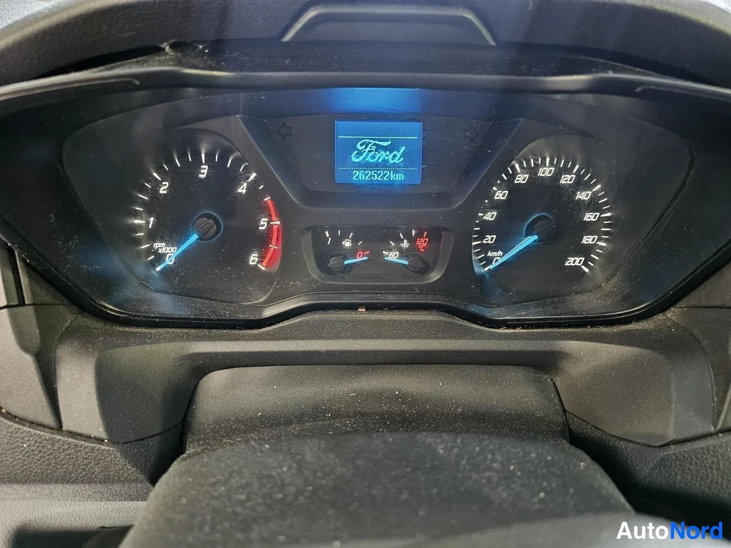 Valkoinen Ford Transit 2017, yksityiskohta, kuva 14