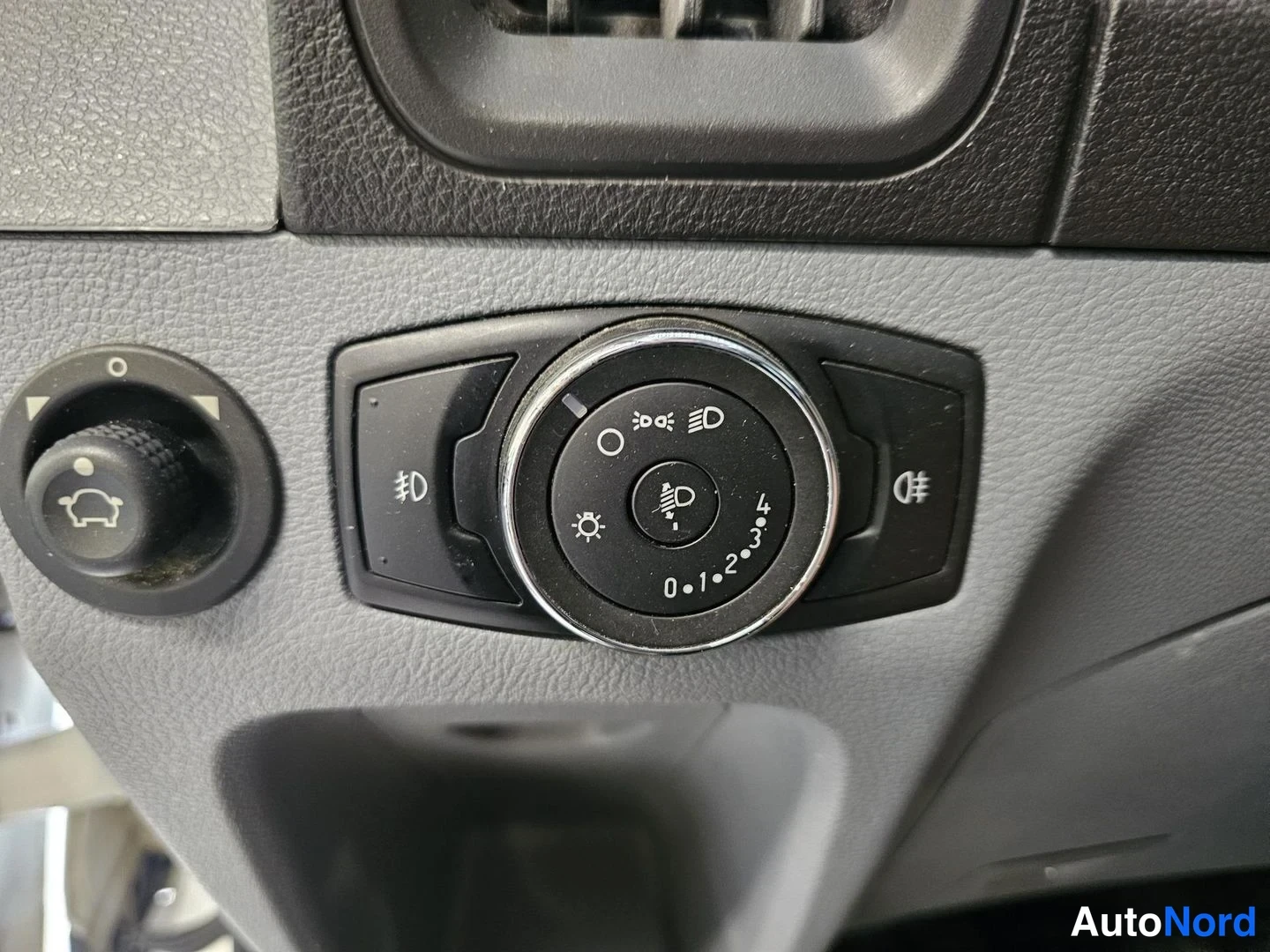 Valkoinen Ford Transit 2017, yksityiskohta, kuva 17