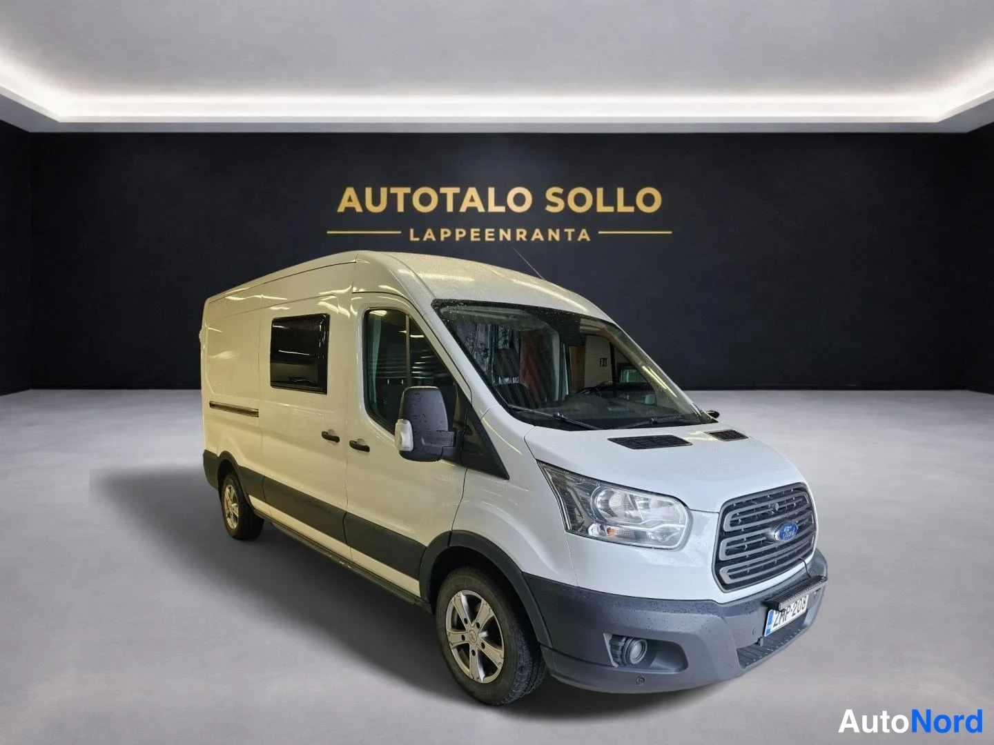 Valkoinen Ford Transit 2017, etuviisto, keula oikealle, kuva 2