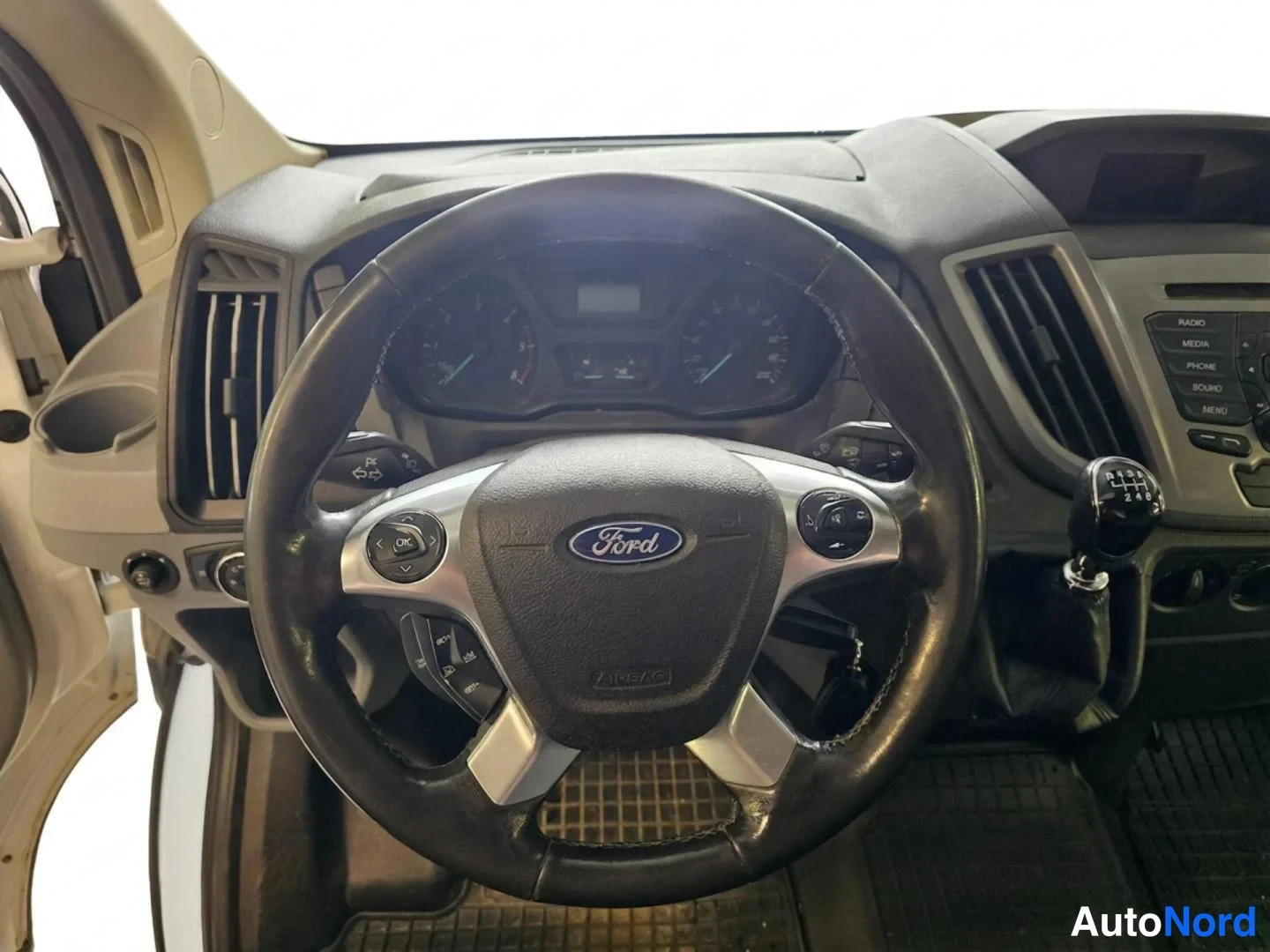 Valkoinen Ford Transit 2017, ohjaamo, kuva 7