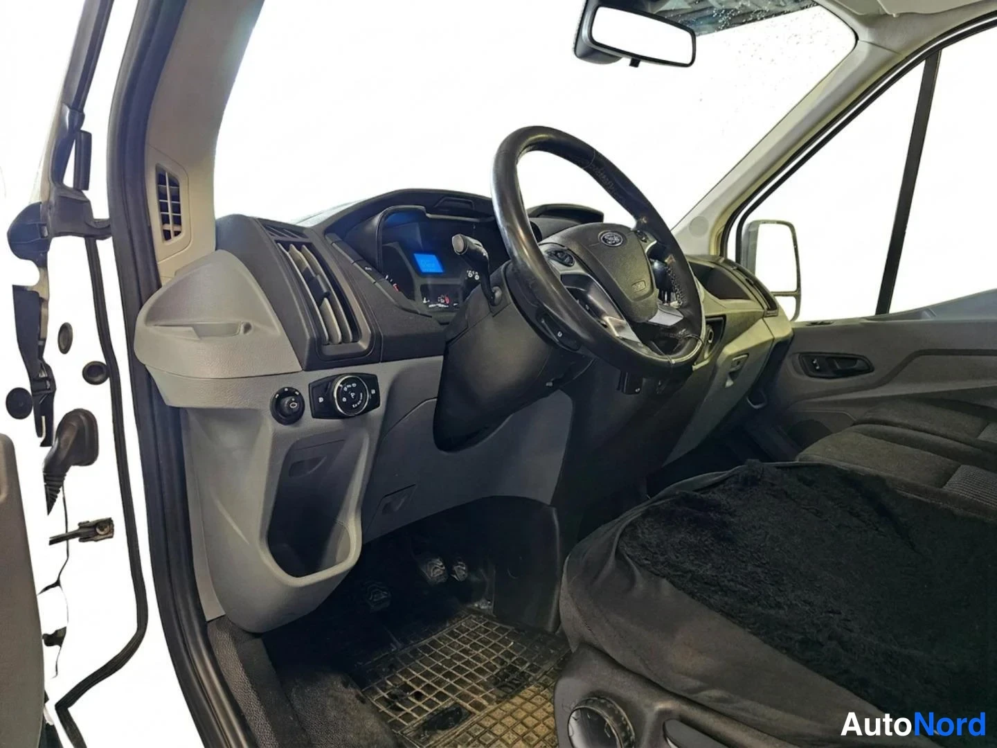 Valkoinen Ford Transit 2017, ohjaamo, kuva 8