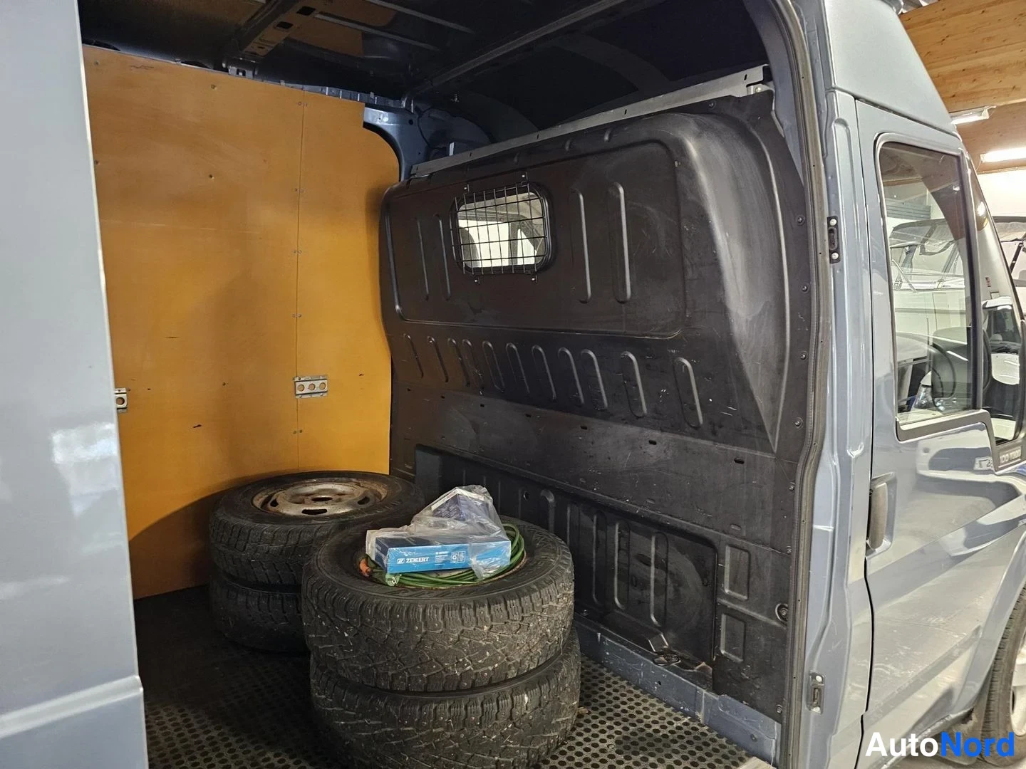 Harmaa Ford Transit 2007, tavaratila, kuva 13