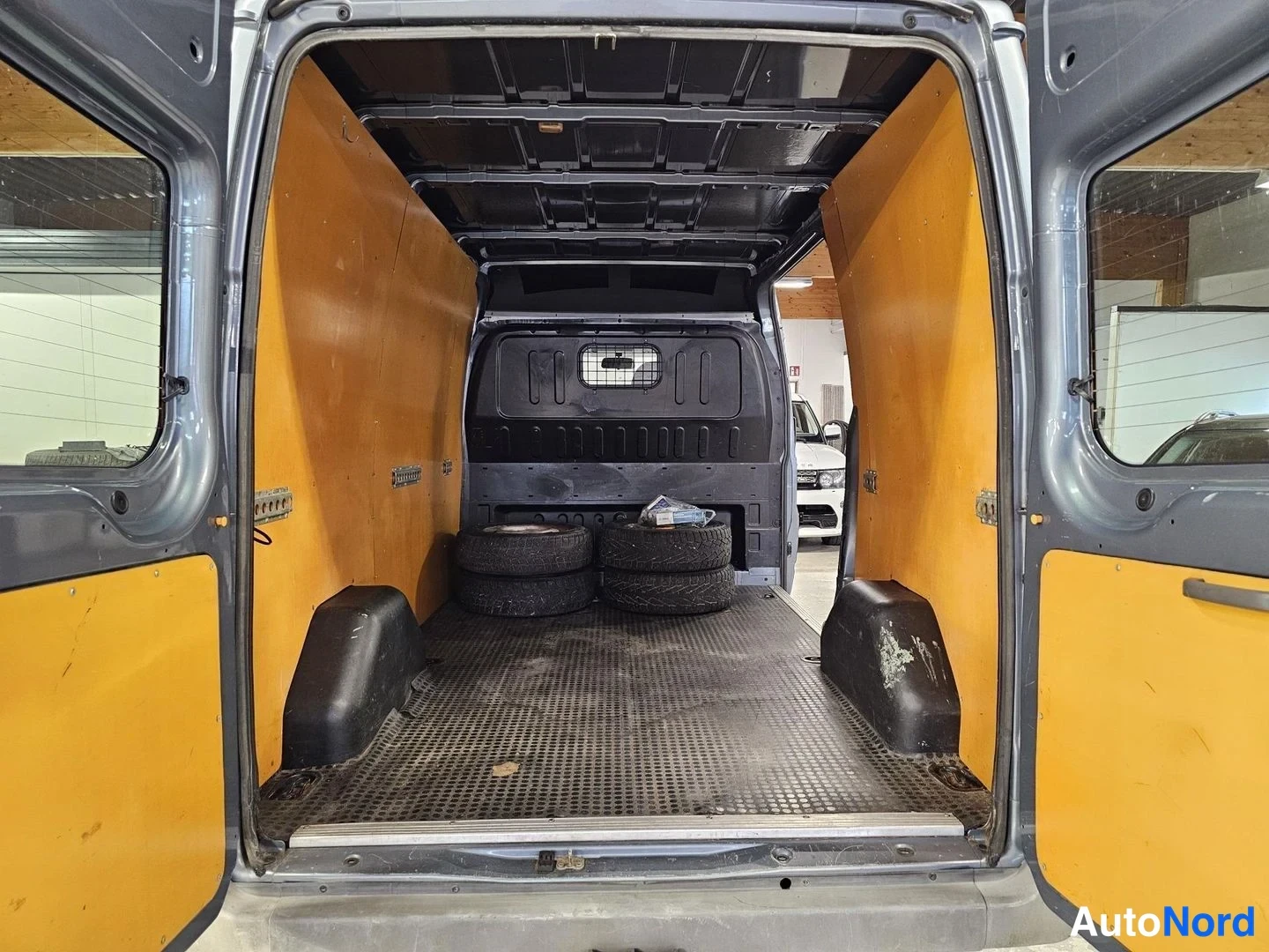 Harmaa Ford Transit 2007, tavaratila, kuva 14