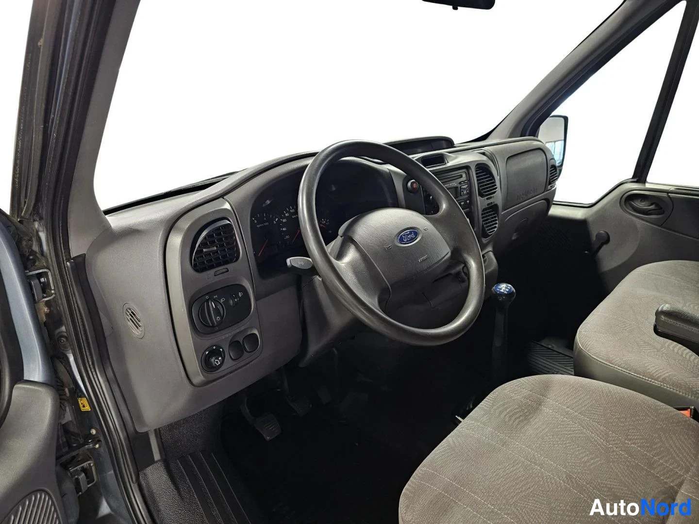 Harmaa Ford Transit 2007, ohjaamo, kuva 6