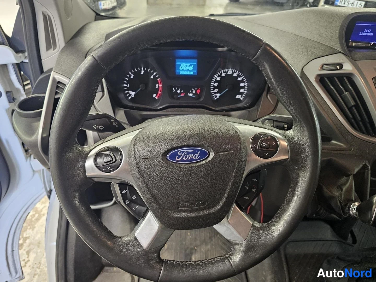 Valkoinen Ford Transit Custom 2014, ohjaamo, kuva 7
