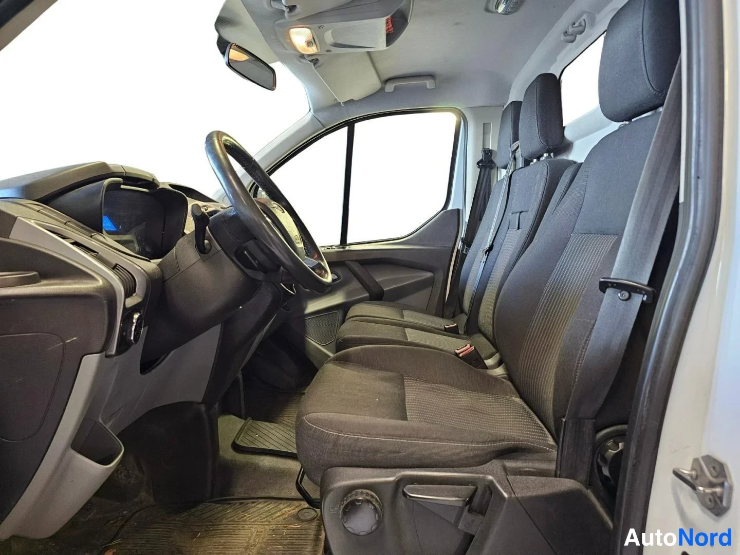 Valkoinen Ford Transit Custom 2015, ohjaamo, kuva 8