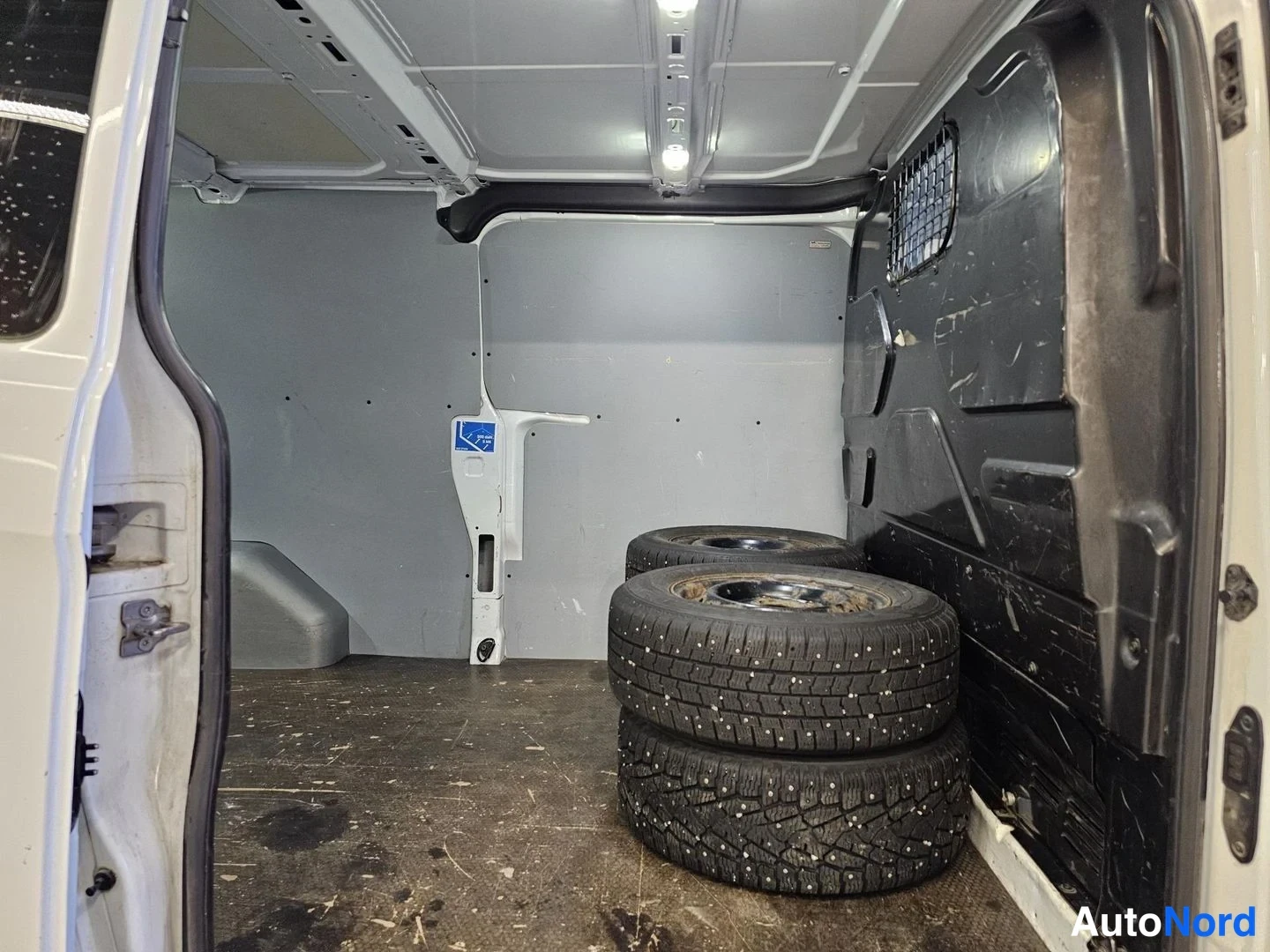 Valkoinen Ford Transit Custom 2015, tavaratila, kuva 12