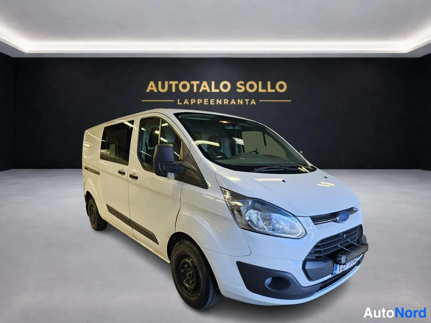 Valkoinen Ford Transit Custom 2015, etuviisto, keula oikealle, kuva 2