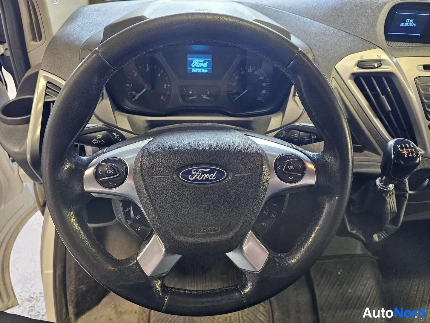 Valkoinen Ford Transit Custom 2015, ohjaamo, kuva 7