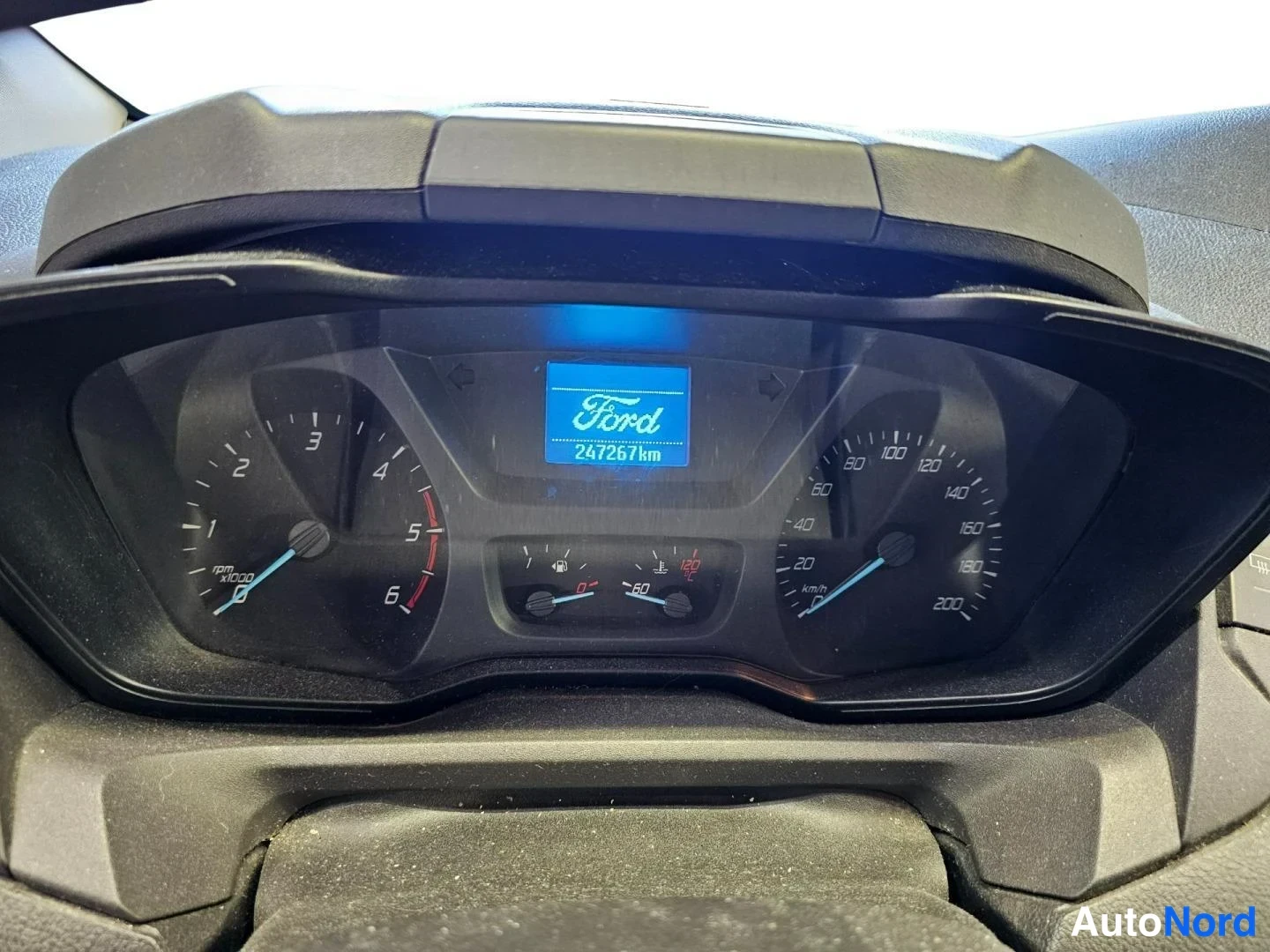 Valkoinen Ford Transit Custom 2015, yksityiskohta, kuva 16