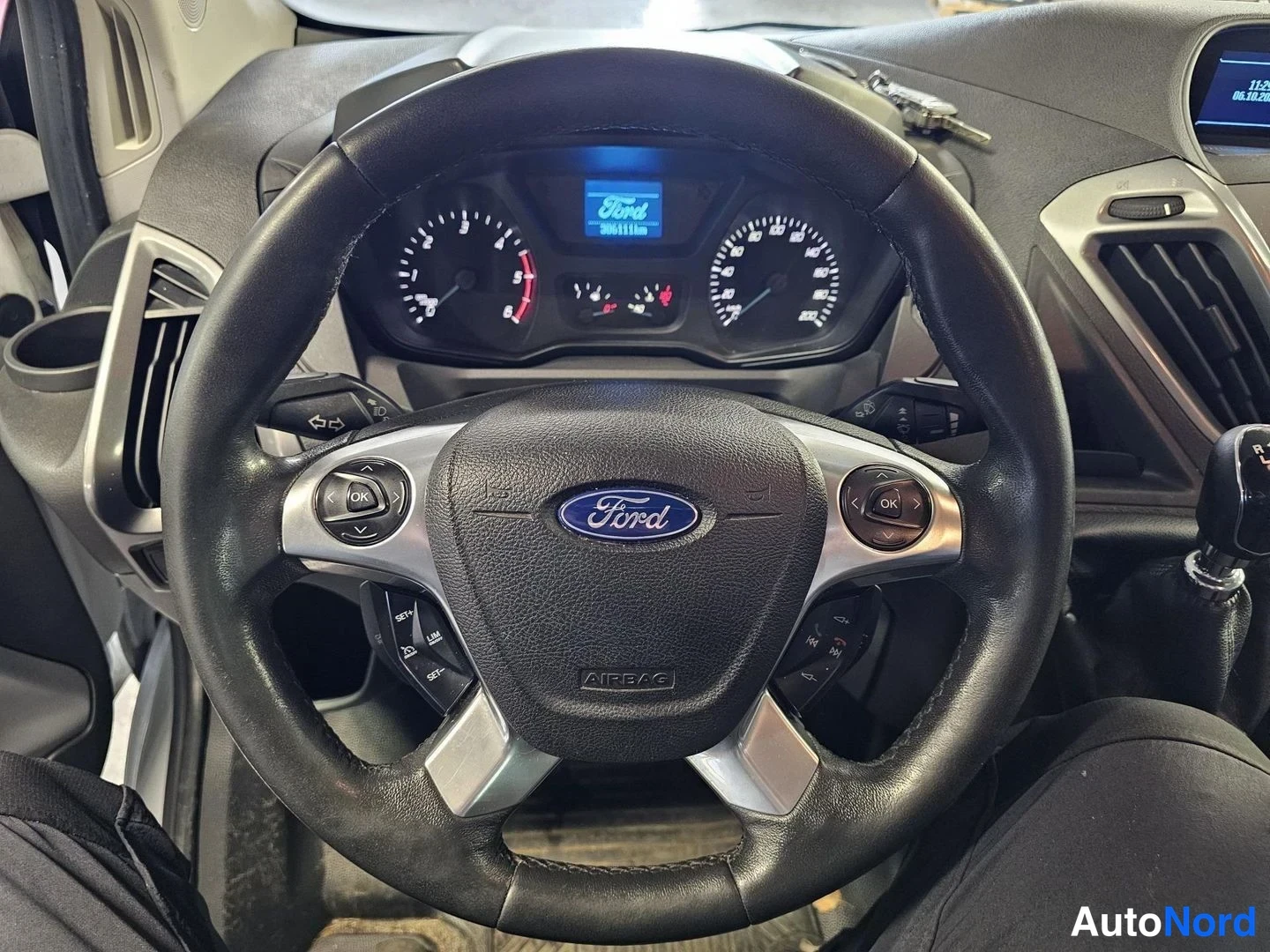 Valkoinen Ford Transit Custom 2013, yksityiskohta, kuva 13