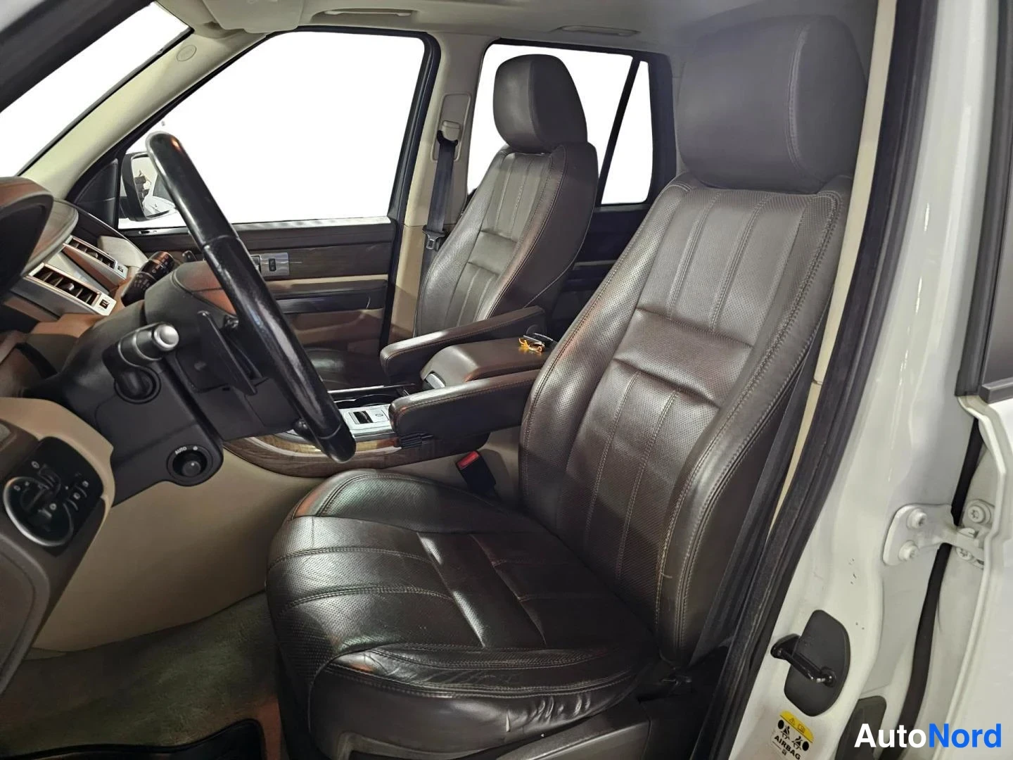 Valkoinen Land Rover Range Rover Sport 2011, etuistuimet, kuva 11