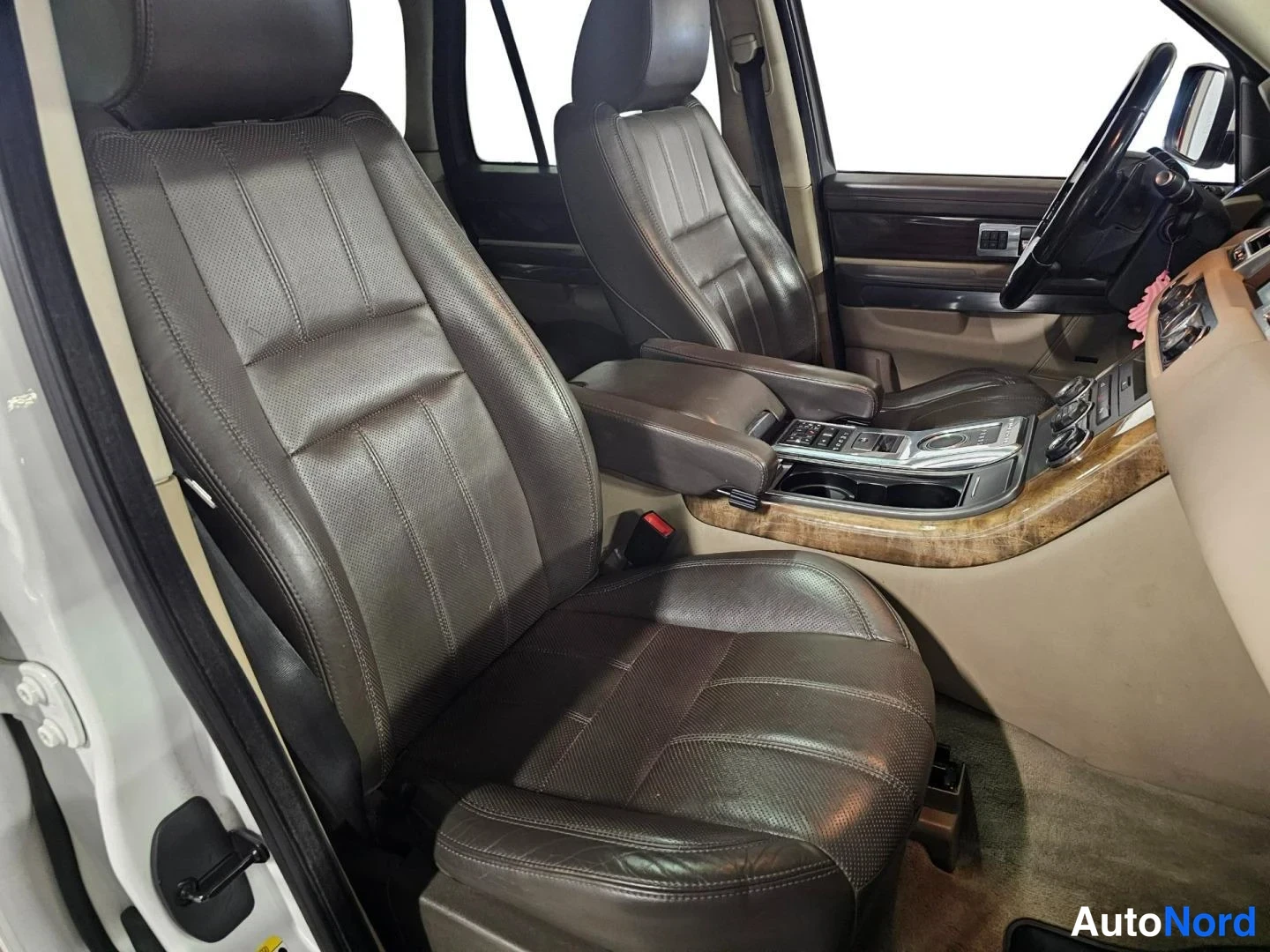 Valkoinen Land Rover Range Rover Sport 2011, etuistuimet, kuva 13