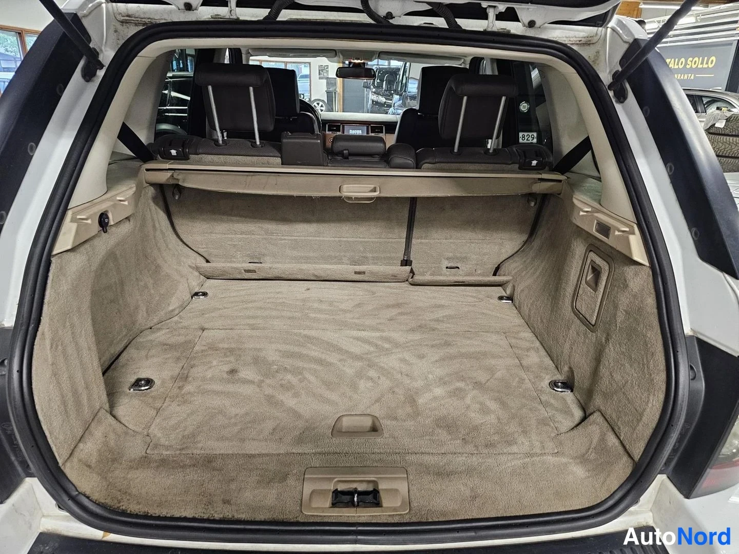 Valkoinen Land Rover Range Rover Sport 2011, tavaratila, kuva 16