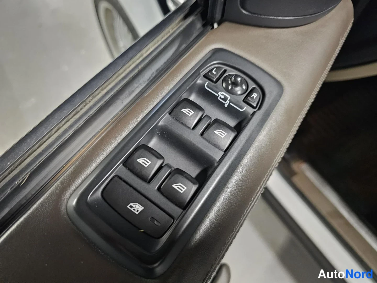 Valkoinen Land Rover Range Rover Sport 2011, yksityiskohta, kuva 19