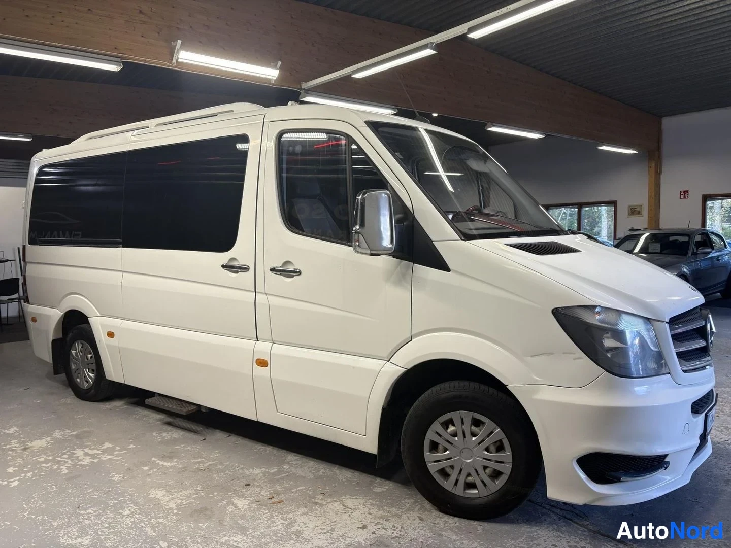 Sininen Mercedes-Benz Sprinter 2015, etuviisto, keula oikealle, kuva 4