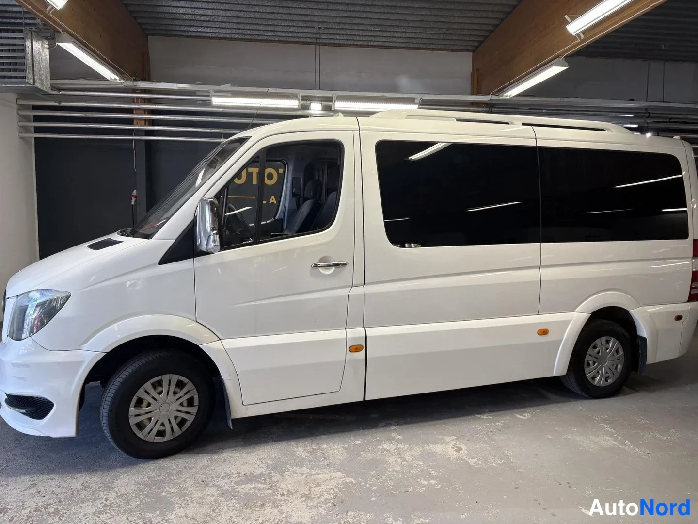 Sininen Mercedes-Benz Sprinter 2015, etuviisto, keula vasemmalle, kuva 2