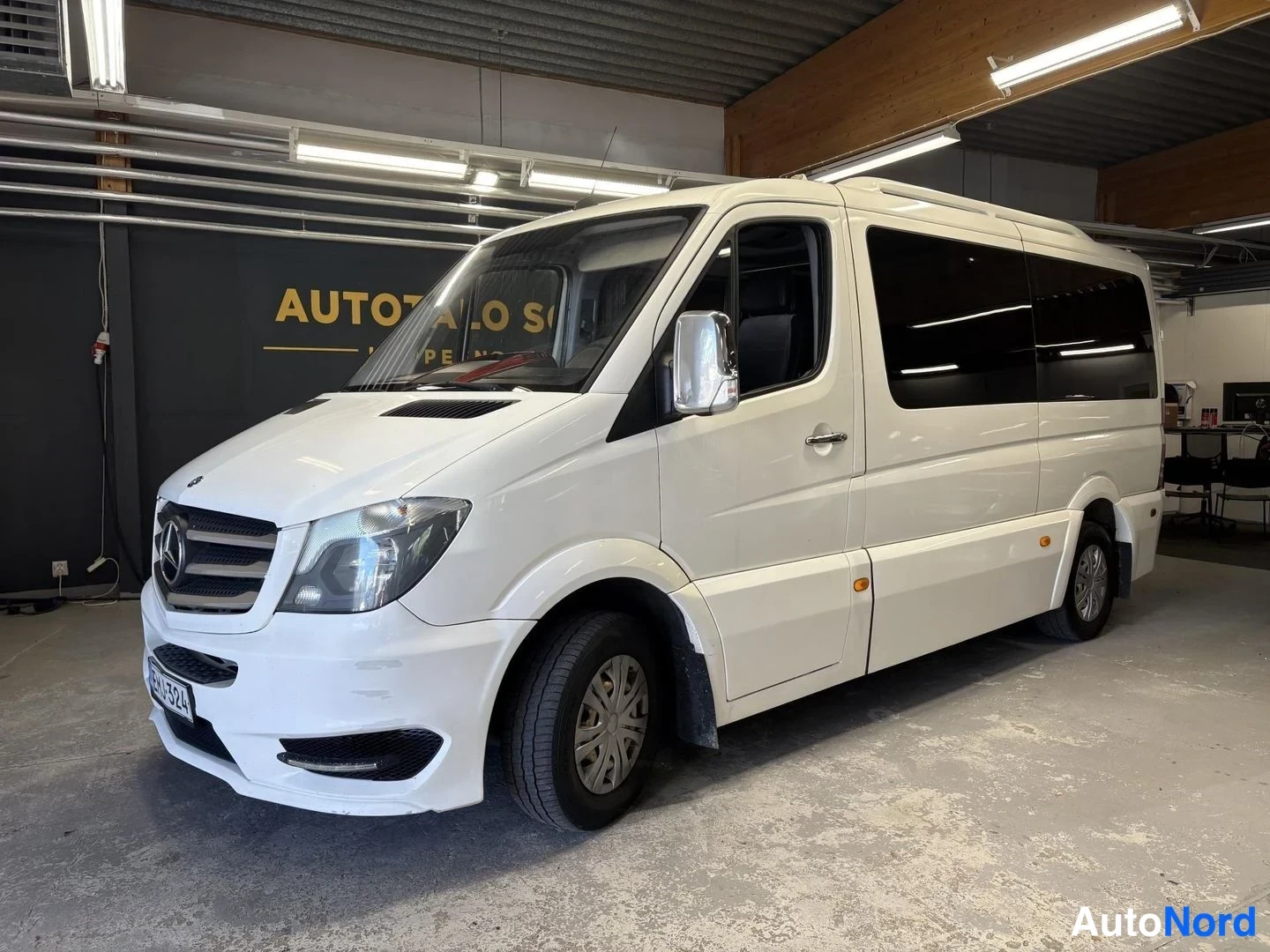 Sininen Mercedes-Benz Sprinter 2015, etuviisto, keula vasemmalle, kuva 3