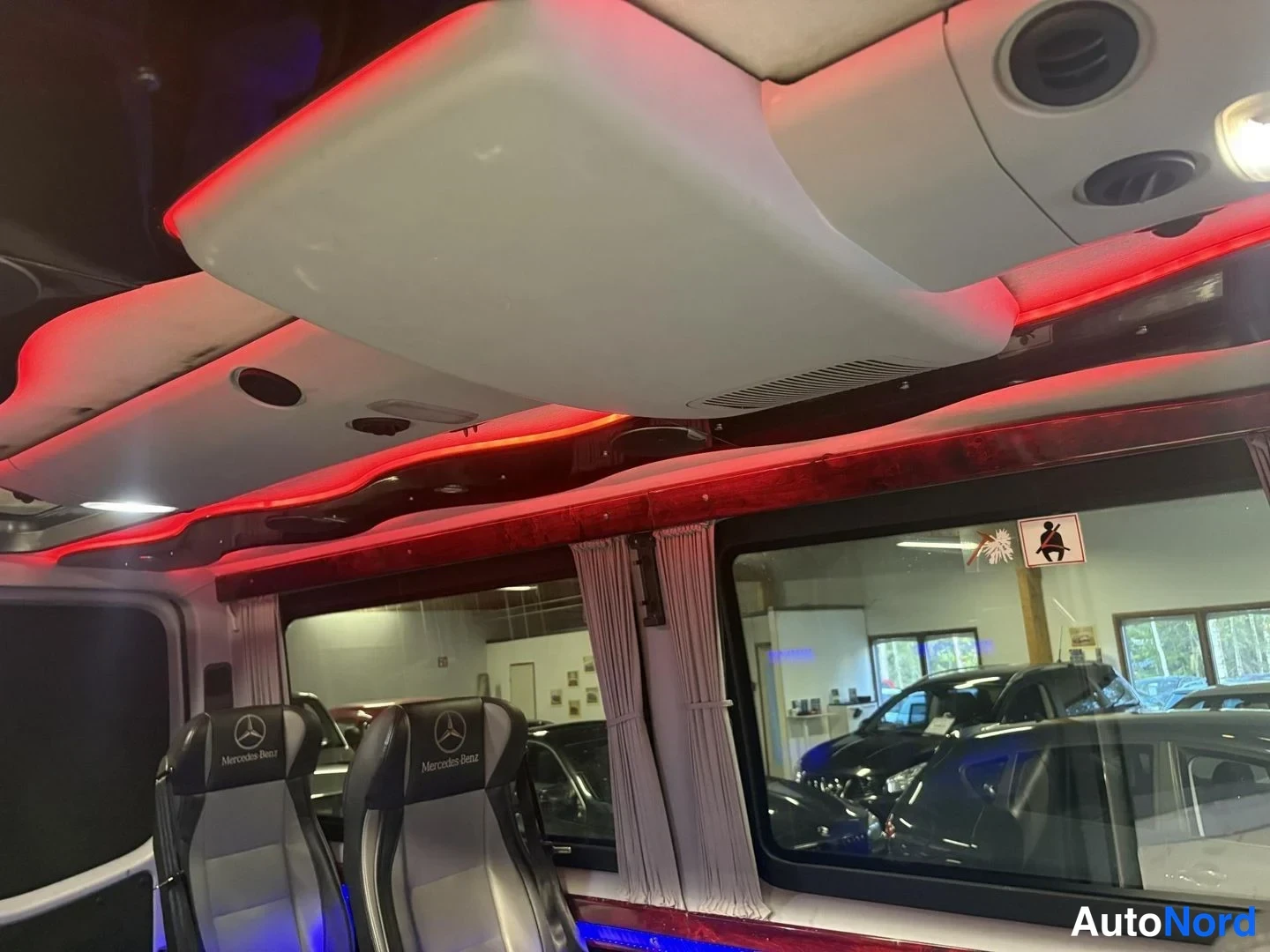 Sininen Mercedes-Benz Sprinter 2015, ohjaamo, kuva 7