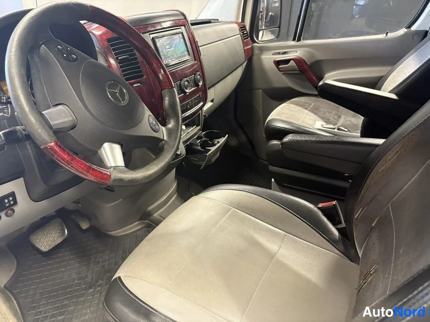 Sininen Mercedes-Benz Sprinter 2015, ohjaamo, kuva 8