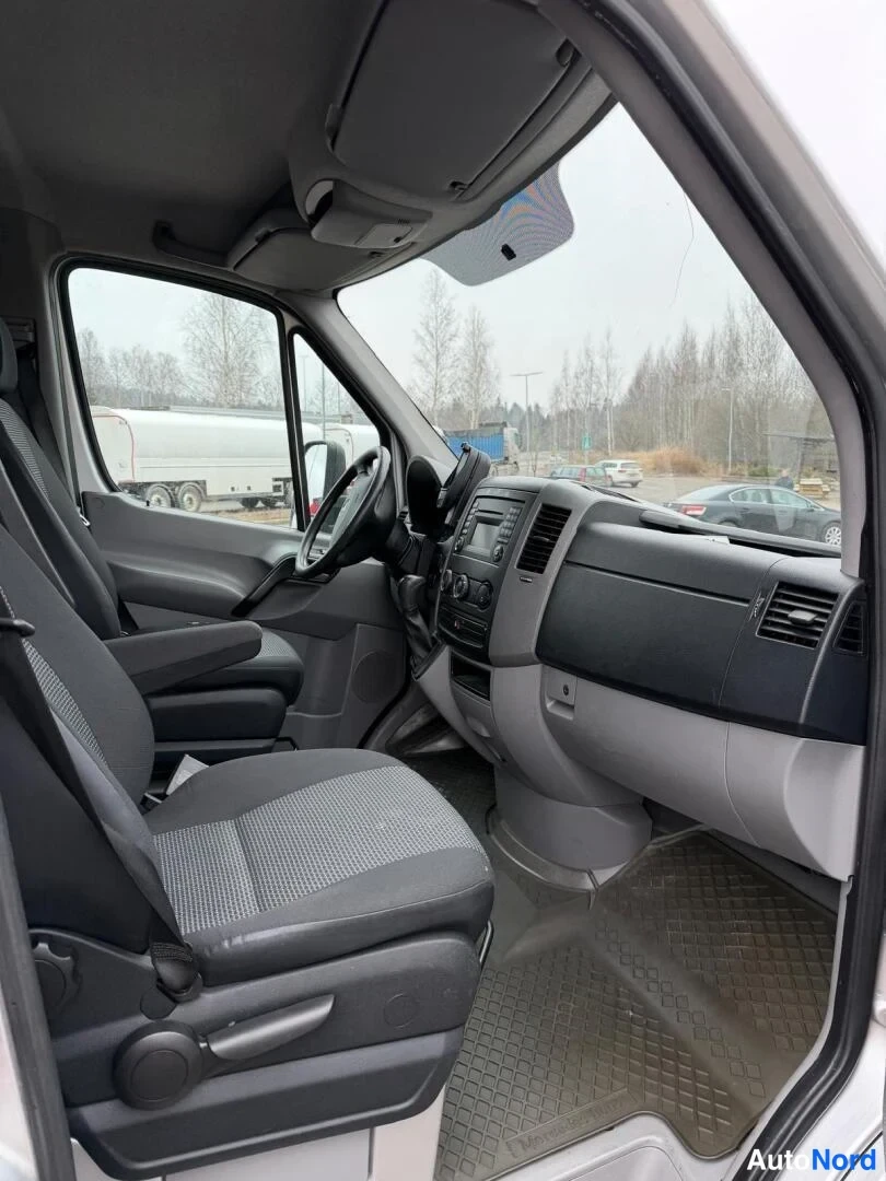 Harmaa Mercedes-Benz Sprinter 2010, ohjaamo, kuva 9