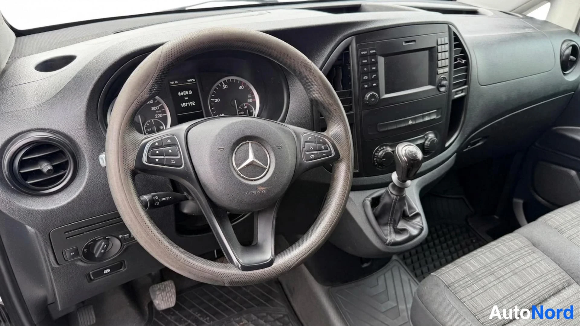 Valkoinen Mercedes-Benz Vito 111 CDI 2019, ohjaamo, kuva 7