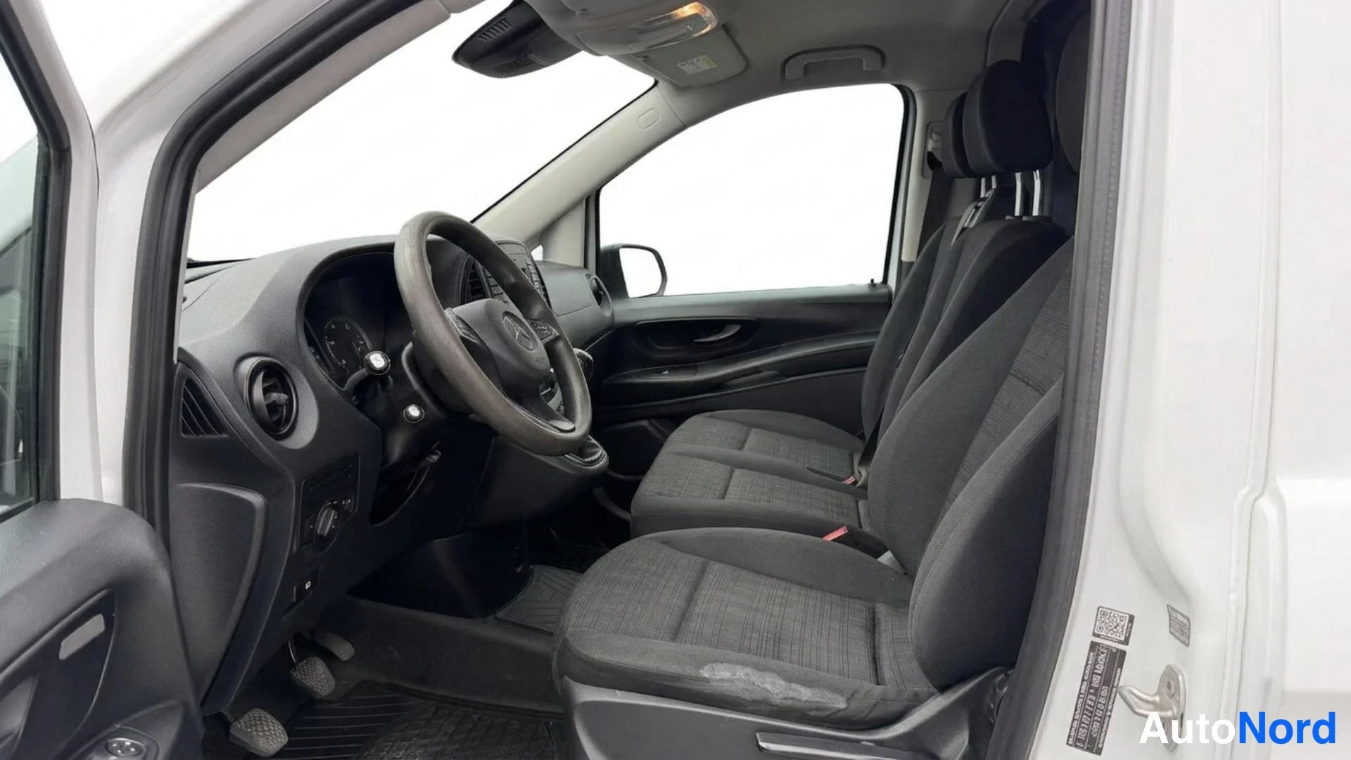 Valkoinen Mercedes-Benz Vito 111 CDI 2019, ohjaamo, kuva 8