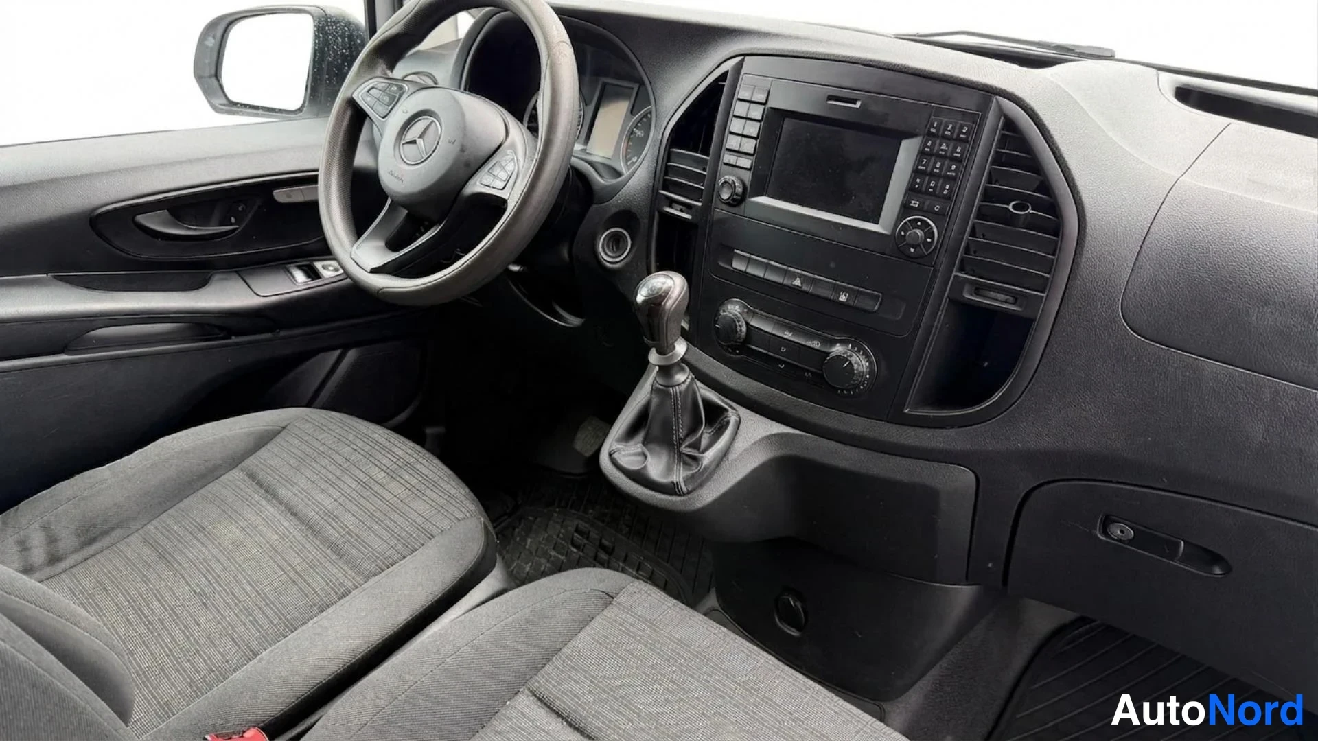 Valkoinen Mercedes-Benz Vito 111 CDI 2019, ohjaamo, kuva 9