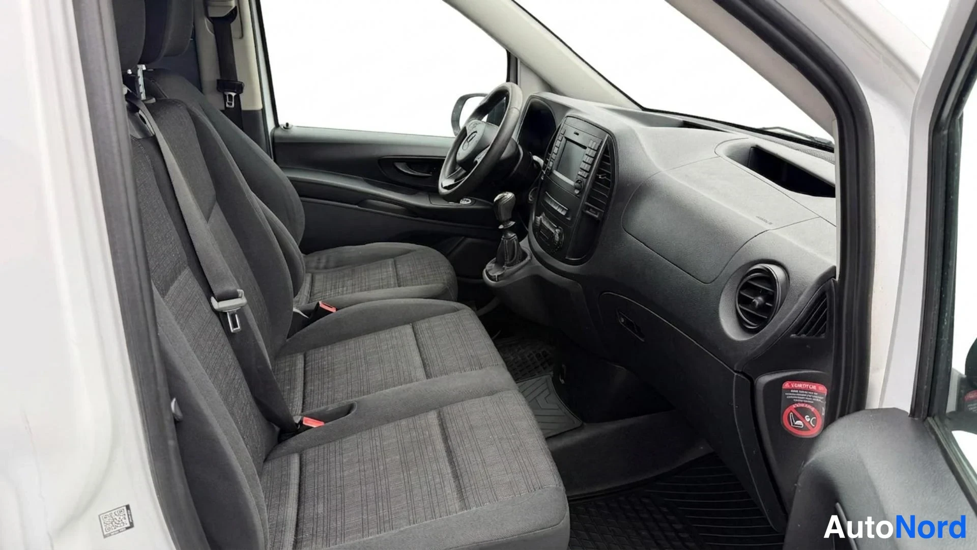 Valkoinen Mercedes-Benz Vito 111 CDI 2019, ohjaamo, kuva 10