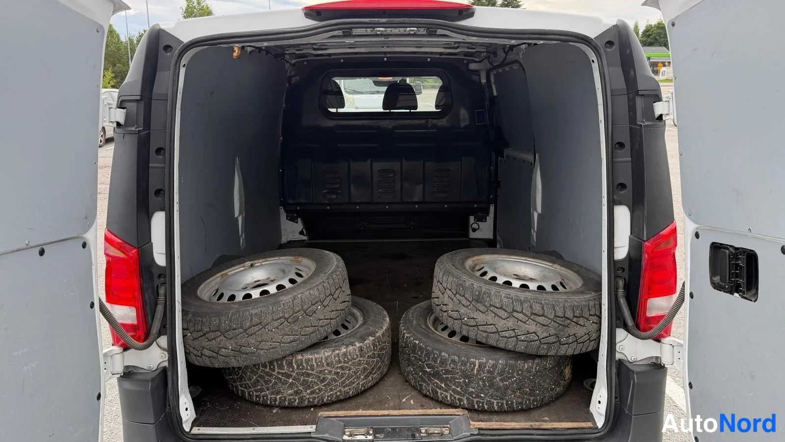 Valkoinen Mercedes-Benz Vito 111 CDI 2019, takaa, kuva 6