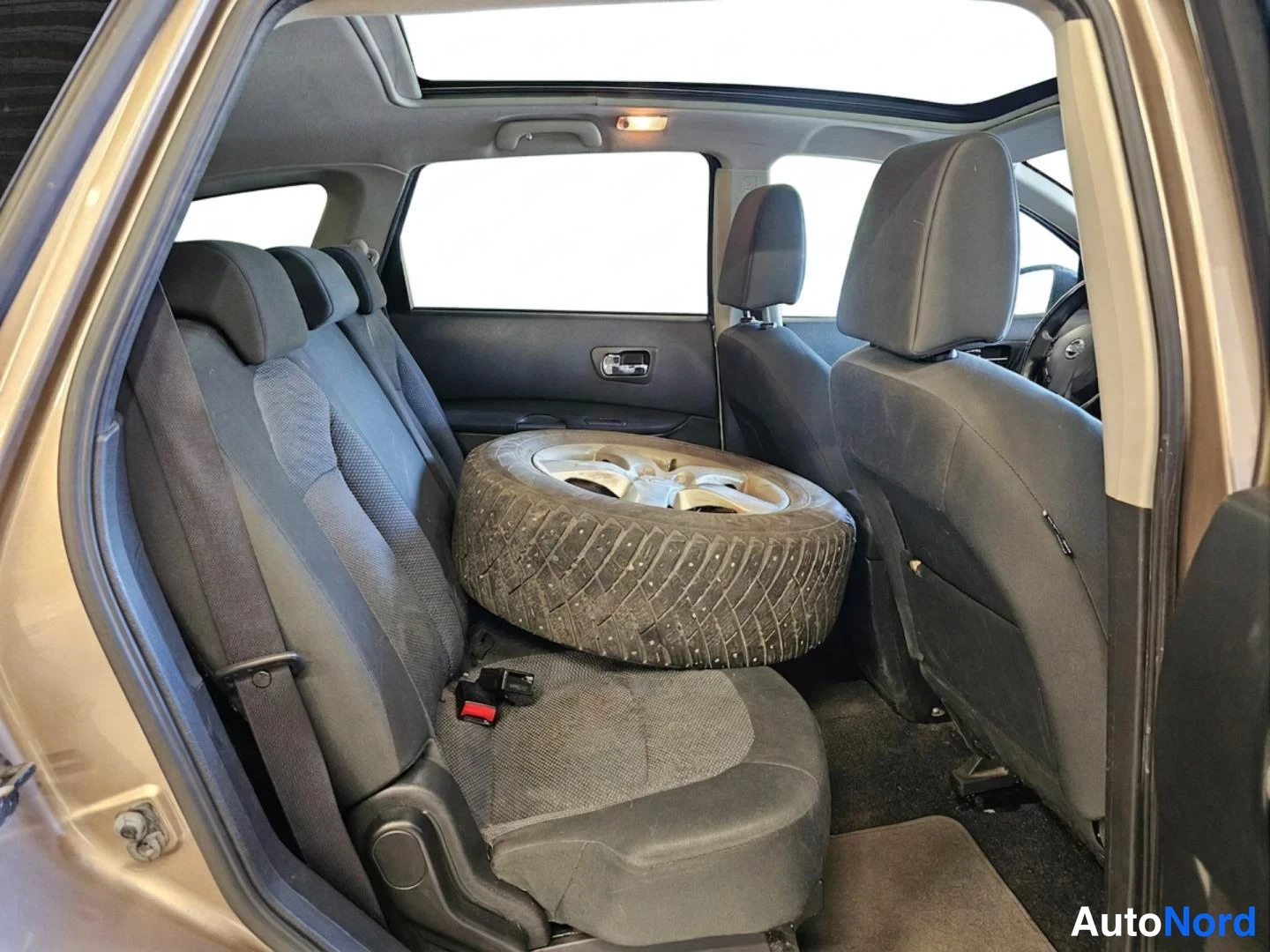 Ruskea Nissan Qashqai+2 2009, takaistuimet, kuva 15