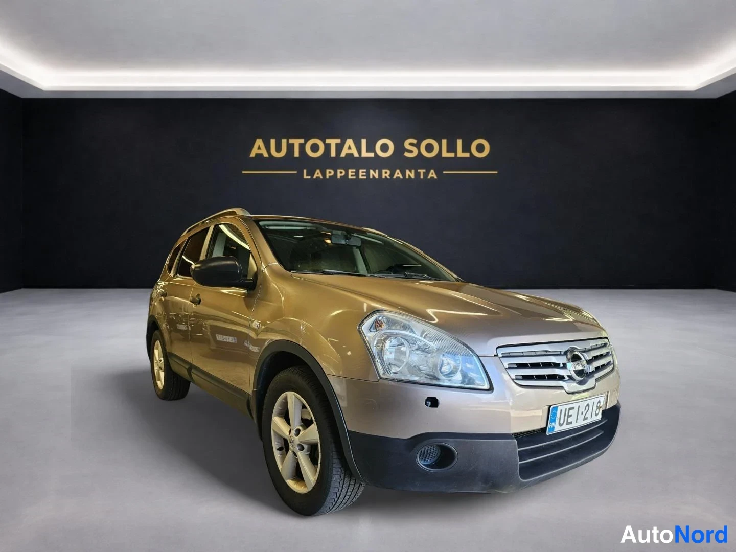 Ruskea Nissan Qashqai+2 2009, etuviisto, keula oikealle, kuva 2