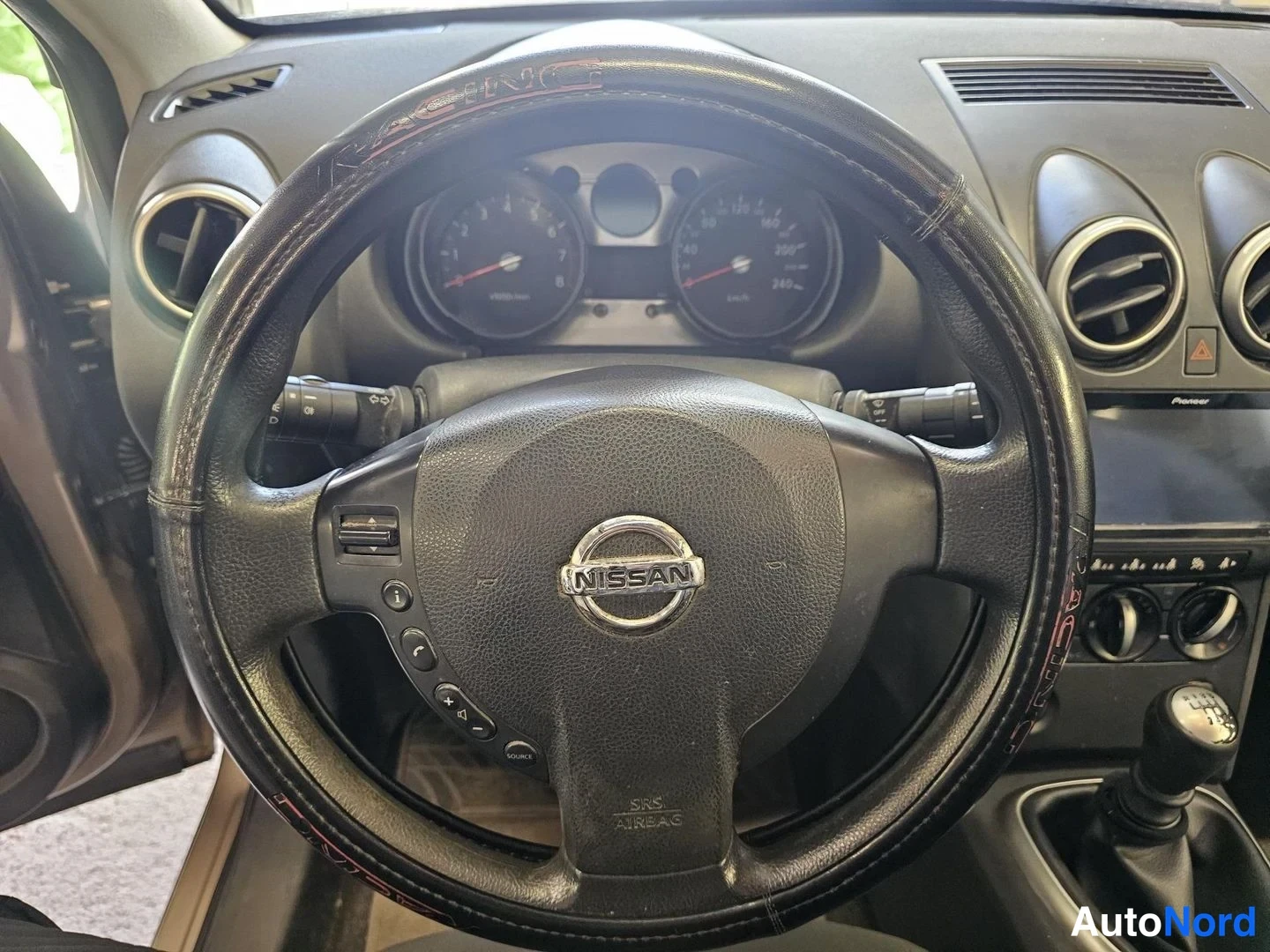 Ruskea Nissan Qashqai+2 2009, ohjaamo, kuva 7