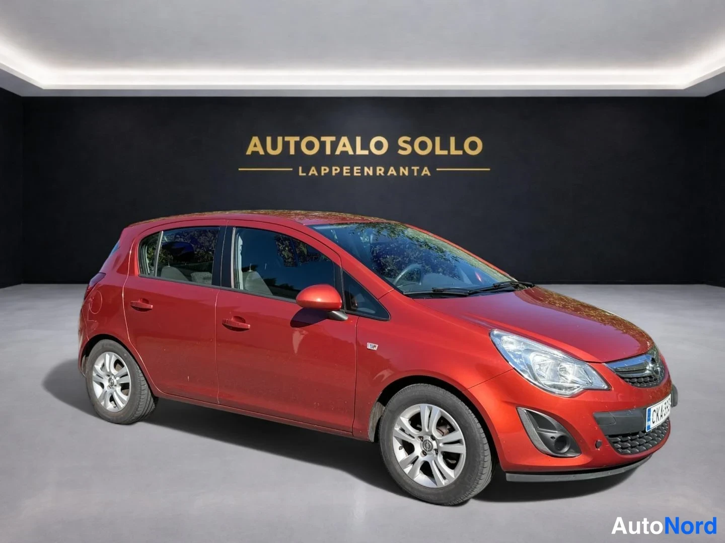 Musta Opel Corsa 2013, etuviisto, keula oikealle, kuva 2
