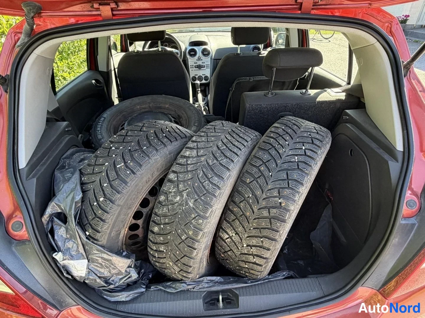Musta Opel Corsa 2013, tavaratila, kuva 6