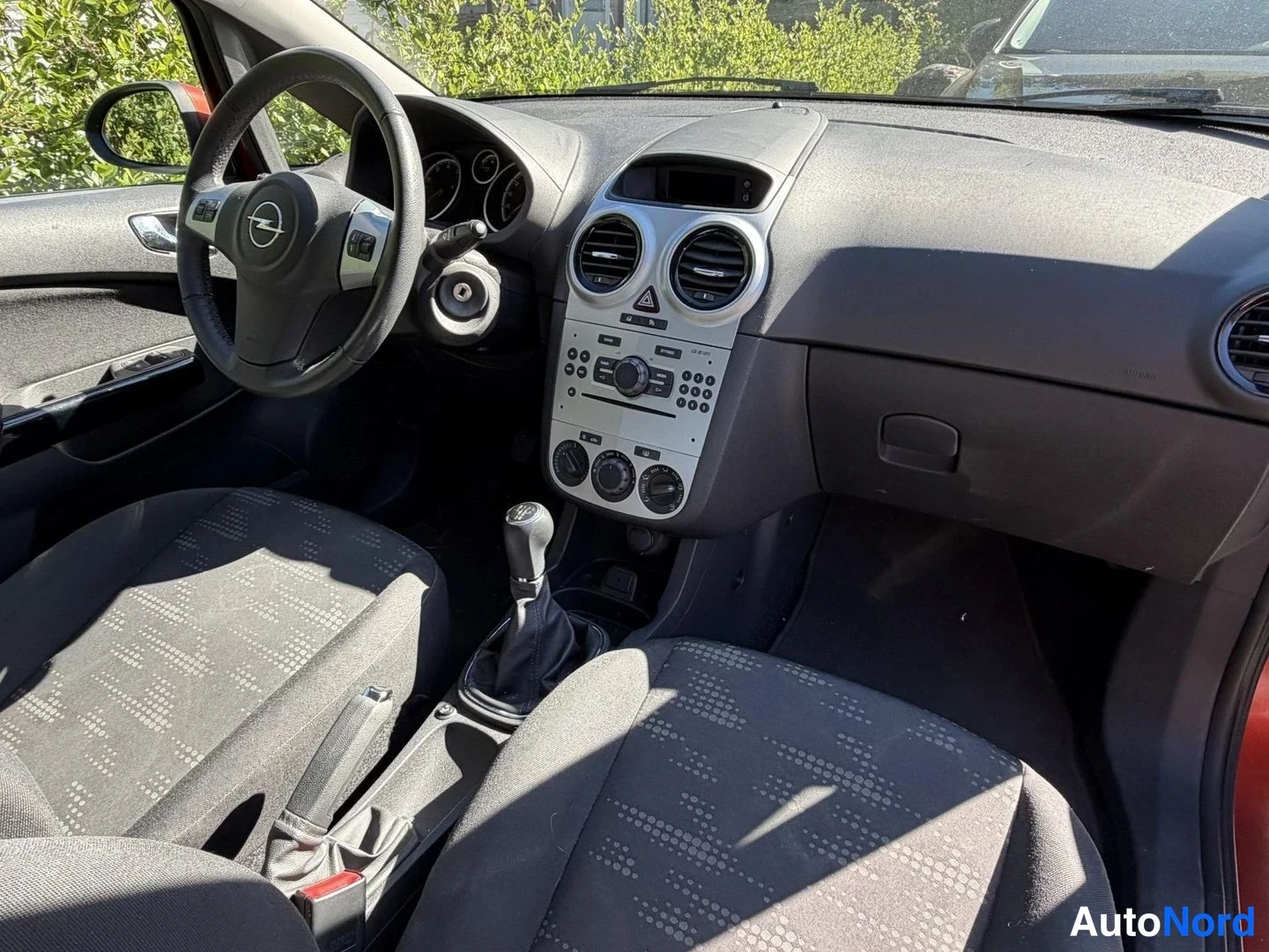 Musta Opel Corsa 2013, ohjaamo, kuva 5