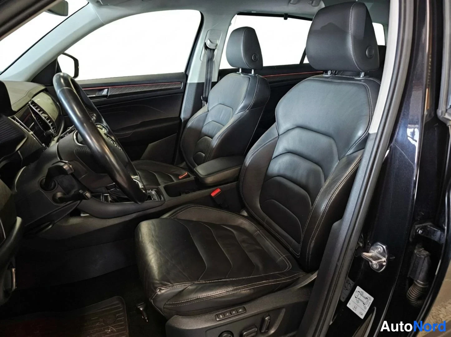 Musta Skoda Kodiaq 2022, etuistuimet, kuva 11